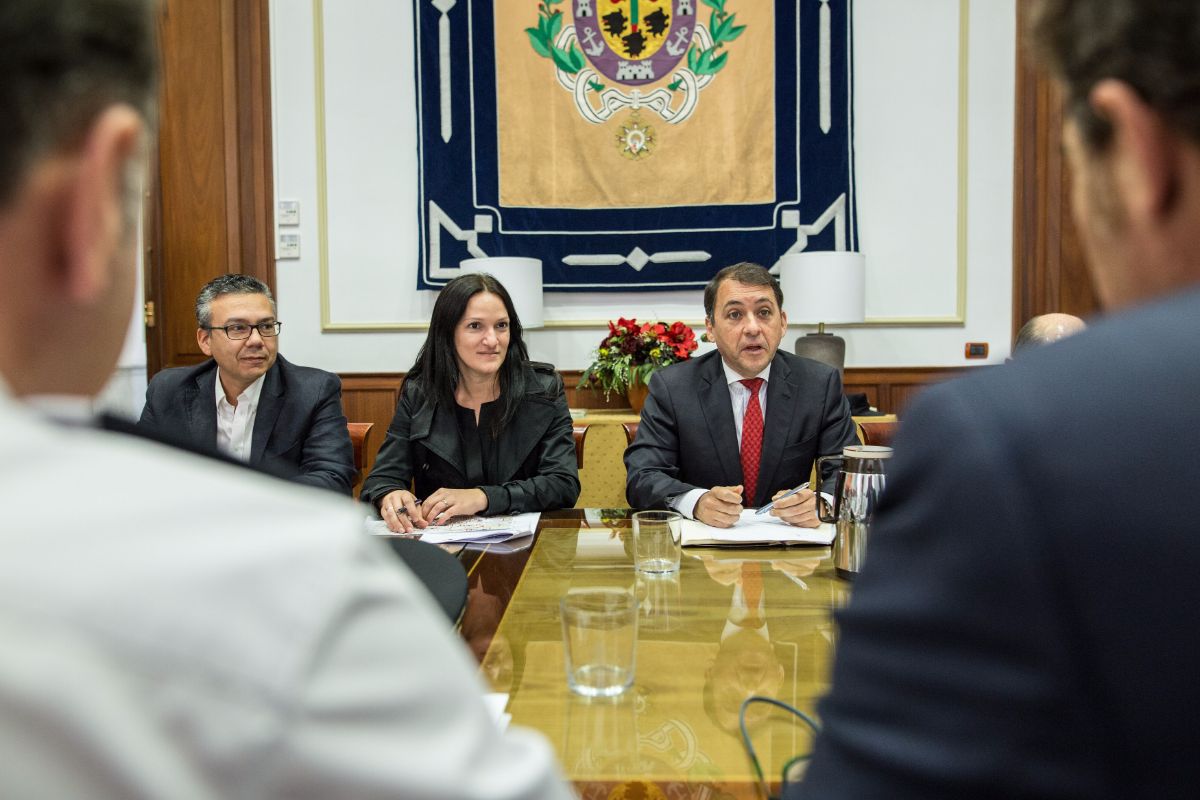 Dámaso Arteaga, concejal de Servicios Públicos, Zaida González, primer teniente de alcalde y José Manuel Bermúdez, alcalde de Santa Cruz de Tenerife durante la reunión de la Junta Local de Seguridad | Andrés Gutiérrez