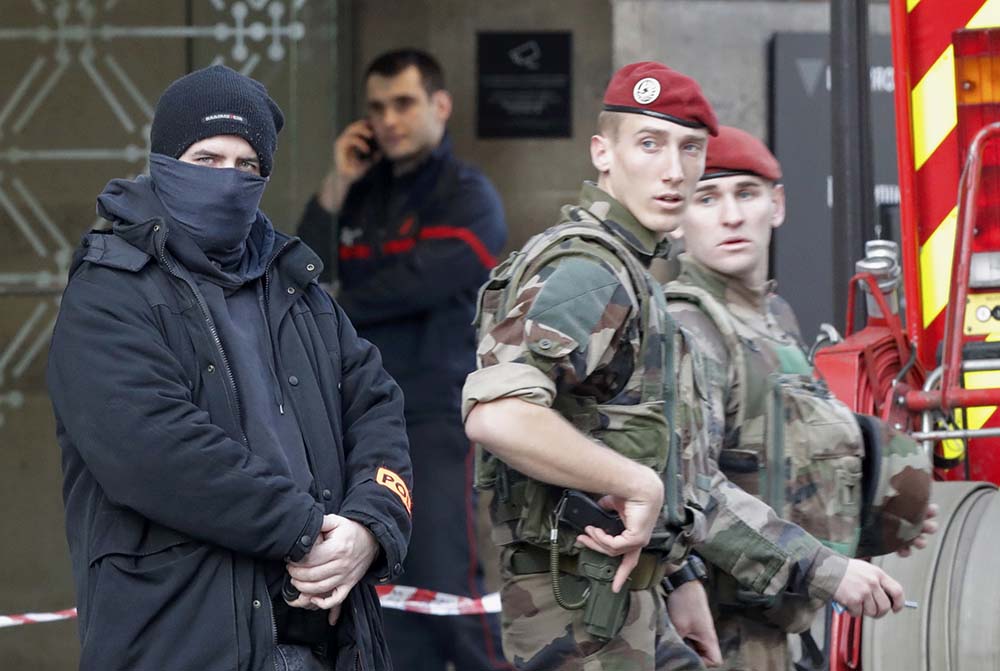 Abatido un hombre que intentaba entrar en el Louvre al grito de “Alá es grande” | REUTERS/Christian Hartmann