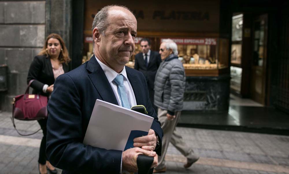 El consejero Pedro Ortega llega al Parlamento de Canarias | Foto: ANDRÉS GUTIÉRREZ