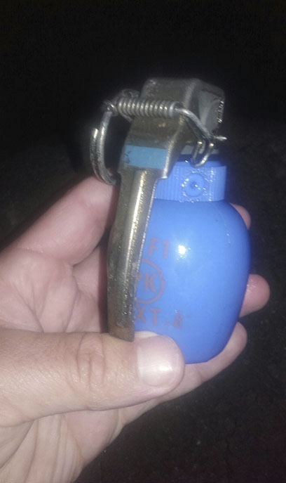 Imagen de la granada o bomba de mano que apareció el domingo en las inmediaciones de la playa de El Socorro | DA