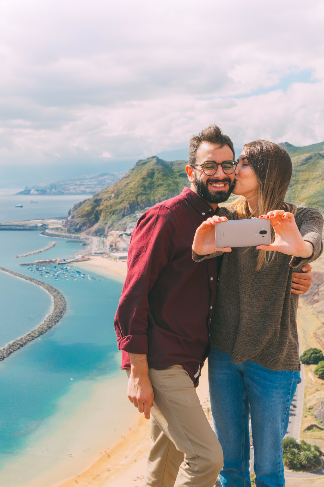 Ester Cuni y Marco Hernández con Las Teresitas de fondo, protagonistas de la serie de fotos de la campaña de Huawei para San Valentín | Ester Cuni