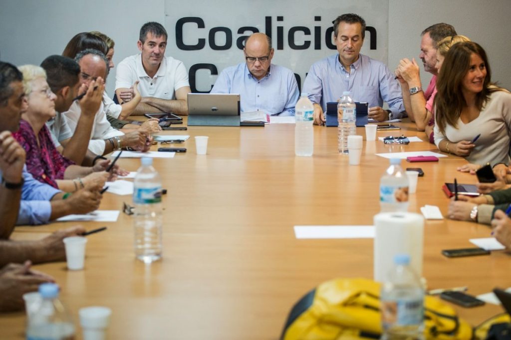 Ruano, Barragán y Clavijo, entre otros, durante una reunión de la Ejecutiva de Coalición Canaria. / ANDRÉS GUTIÉRREZ