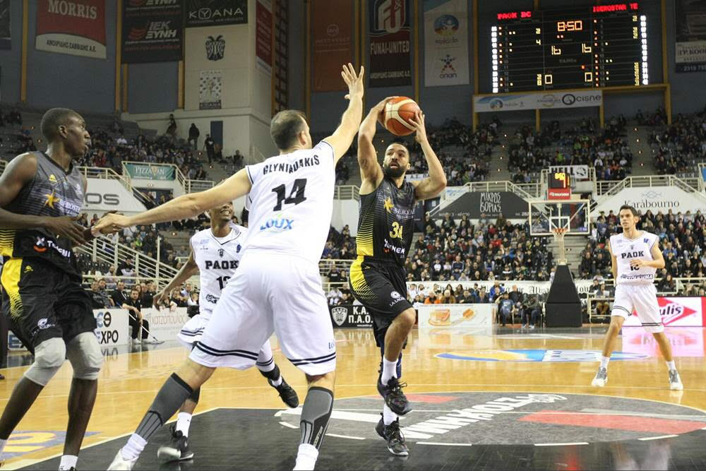 Davin White lanza a canasta en el encuentro disputado en Salónica| FIBA