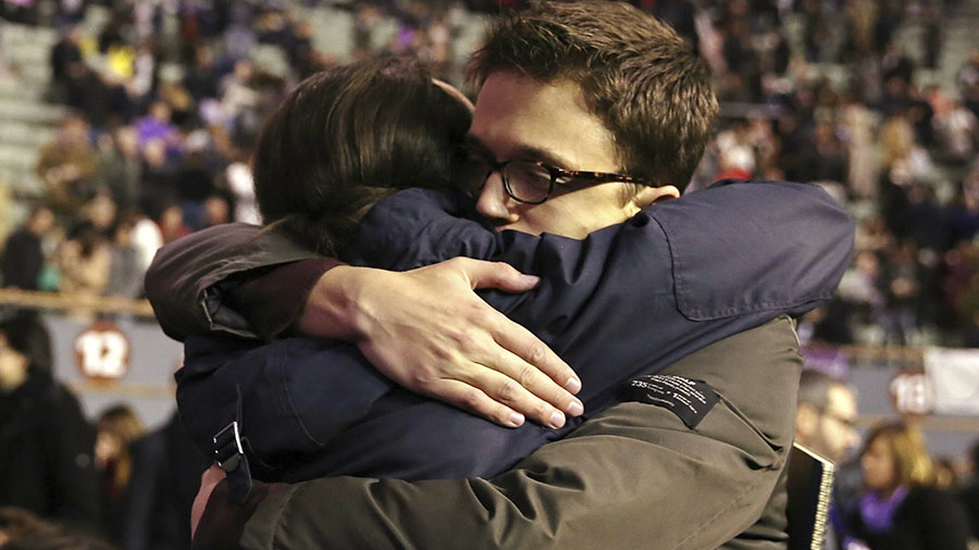 Pablo Iglesias e Íñigo Errejón, se abrazan tras la asamblea de Vistalegre II | EUROPA PRESS
