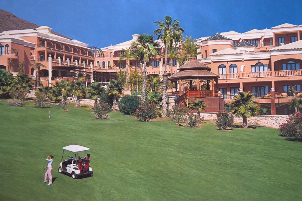 El hotel Las Madrigueras fue inaugurado en 2002 y es un establecimiento temático de golf que apuesta por la calidad de los servicios. DA
