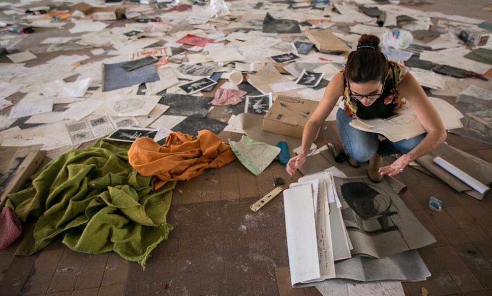 Imágenes de la visita realizada por DIARIO DE AVISOS al edificio en ruinas ubicado en Santa Cruz. Mobiliario destruido, cristales por todas partes, basura y grafitis son protagonistas | ANDRÉS GUTIÉRREZ