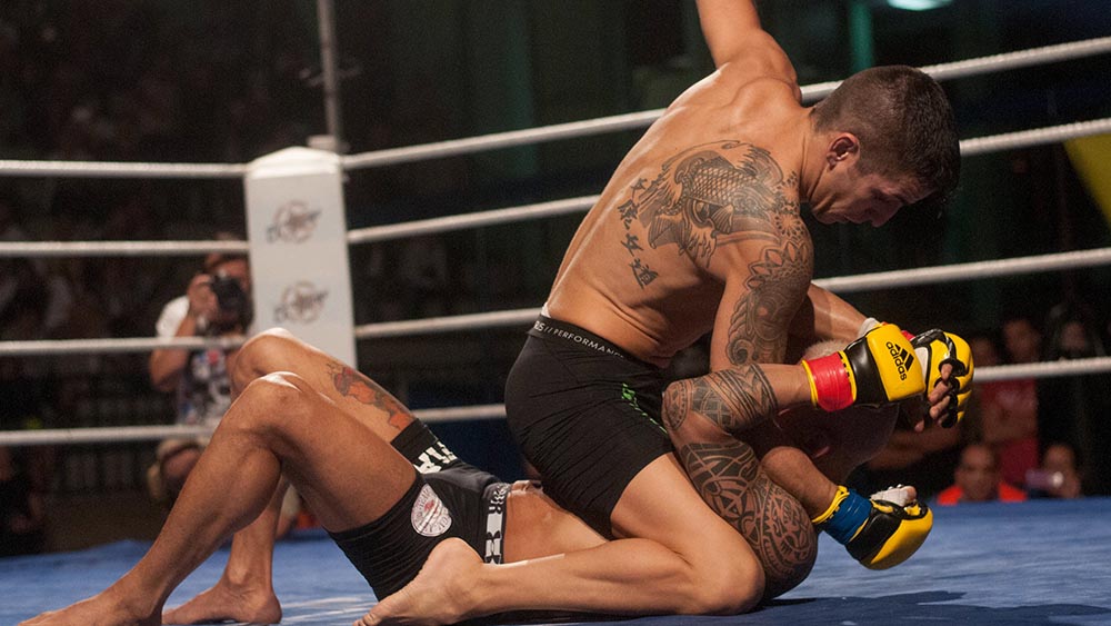 Fredy Figueroa se levanta en el ground and pound para golpear a Yeray Marcelino en su último combate | FRAN PALLERO