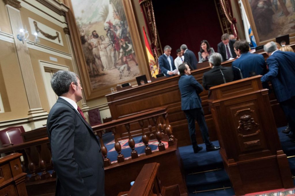 Clavijo, en su escaño, en un momento del pleno de ayer en el que los portavoces de los grupos conversaban con los diputados de la Mesa del Parlamento | Fran Pallero