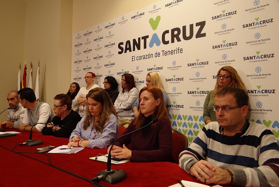 Lolo Dorta (izq.) y Eloy Cuadra, junto a los ediles del PSOE, SSP e IU que ayer apoyaron su denuncia por el reparto de alimentos. DA