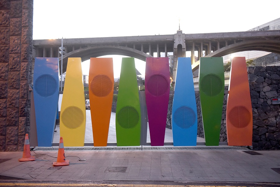 Las puertas de acceso recrean los tradicionales pitos de murgas. Sergio Méndez