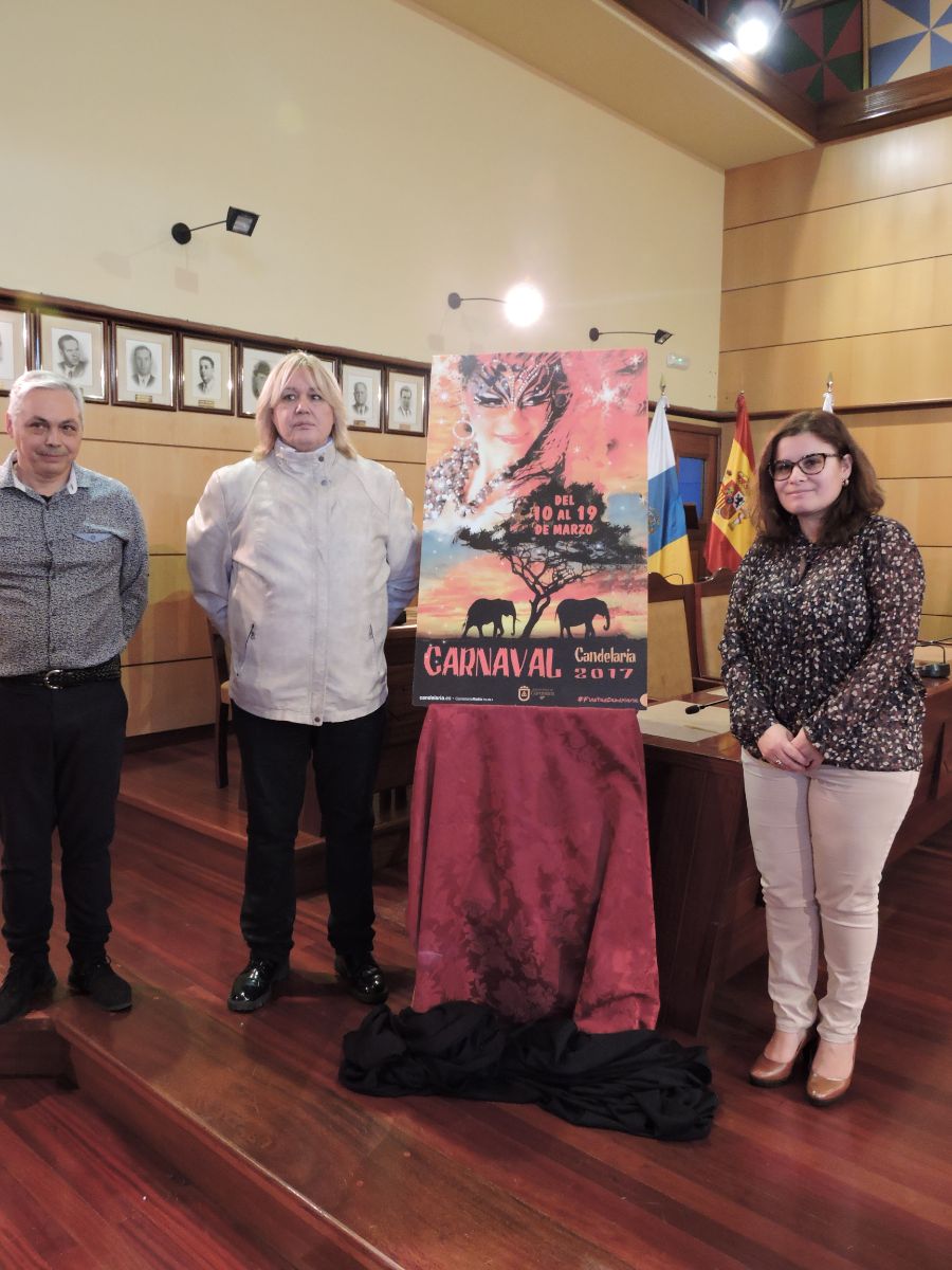 Juan Carlos Armas, Tony Cañadas y la alcaldesa, junto al cartel. Norchi