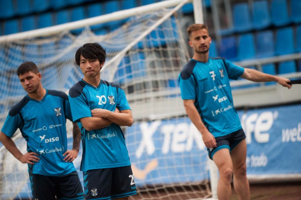 Shibasaki, con los brazos cruzados, durante uno de los dos entrenamientos que ha hecho en Tenerife. Fran Pallero