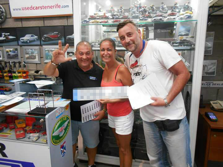 Lutz Bachmann y su esposa Vicky se compraron hace poco un coche en un concesionario del sur de la Isla. DA
