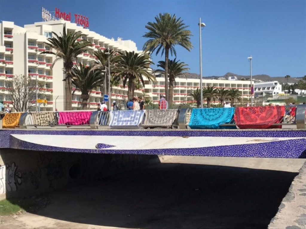Últimamente prolifera en Playa de Las Américas la venta de mantas, cuya imagen se asemeja a la de ropa tendida. DA