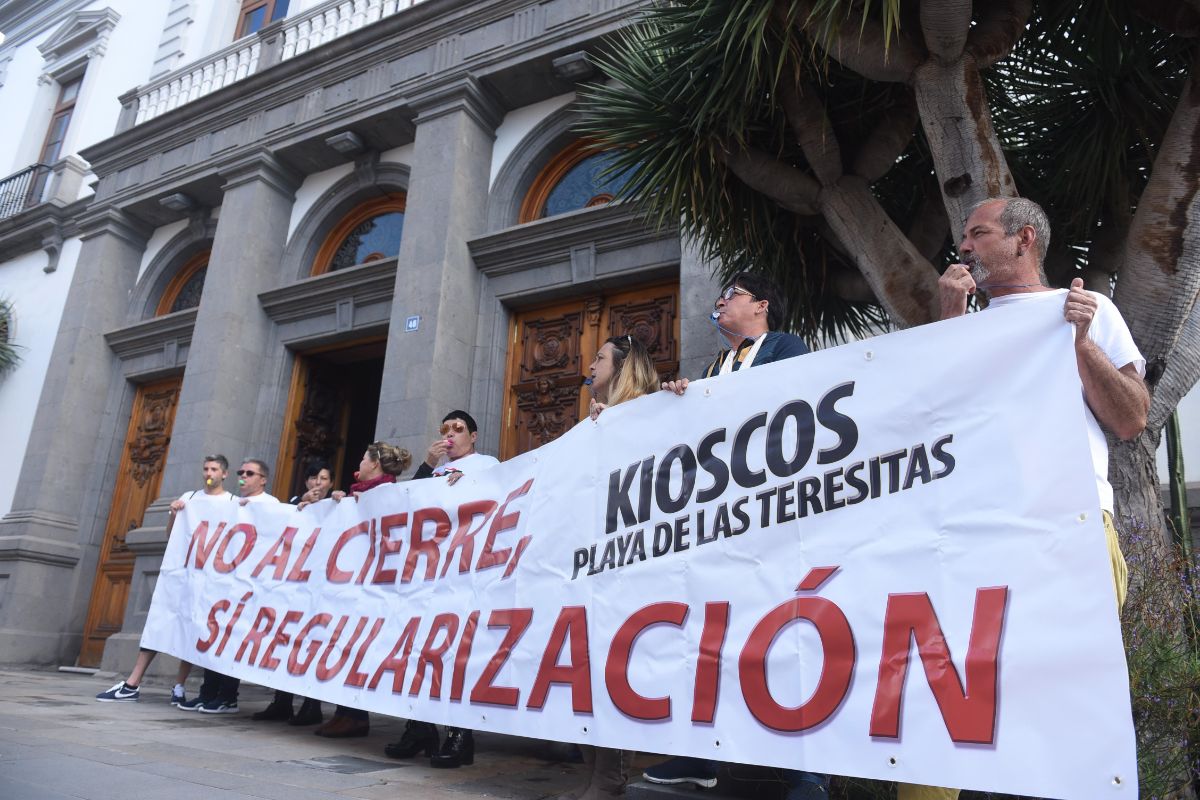 Los manifestantes, ayer, frente al Ayuntamiento de Santa Cruz. Sergio Méndez