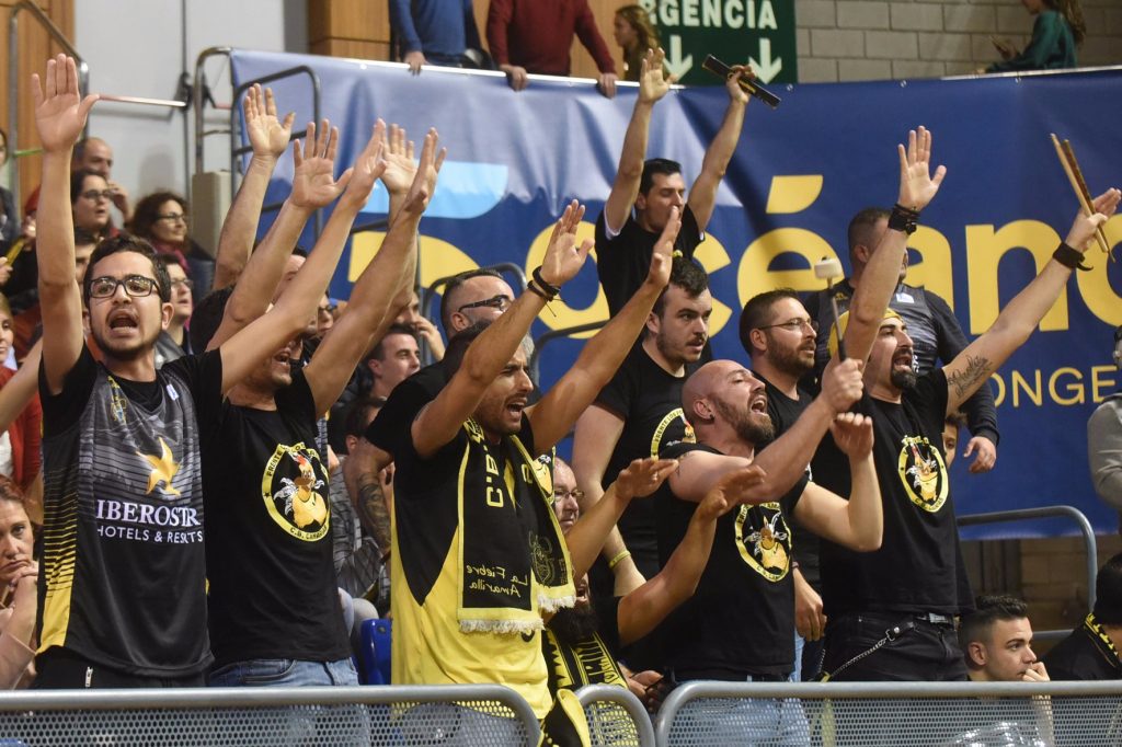 La afición acabó indignada con la actuación de los colegiados. Sergio Méndez