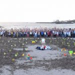 Tres momentos del intento de récord del mundo que se vivió en la playa de Las Vistas; el buen humor reinó en todo momento entre los participantes. Sergio Méndez