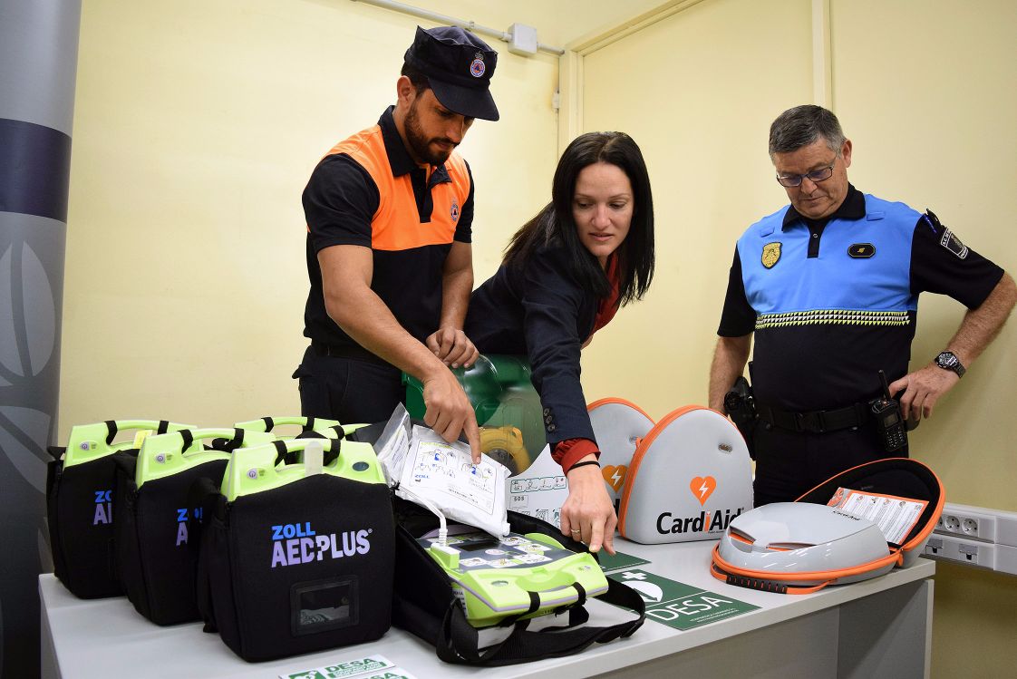Zaida González, primer teniente de alcalde de Santa Cruz junto a personal de Policía Local y Protección CIvil presentando los nuevos desfibriladores | DA
