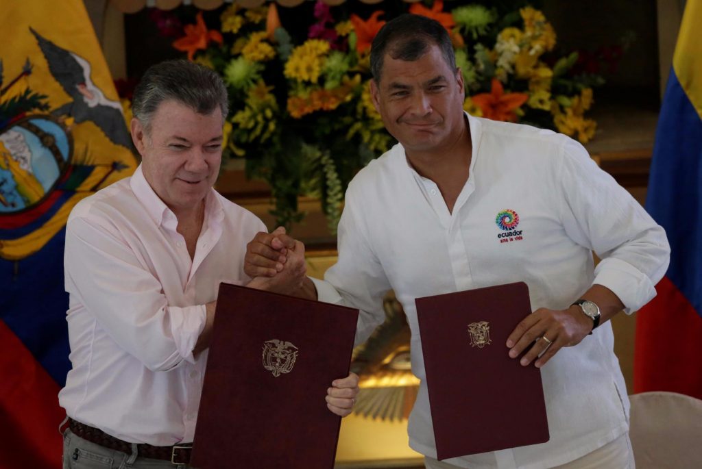 Juan Manuel Santos, presidente de Colombia junto a Rafael Correa, presidente de Ecuador | REUTERS/Henry Romero