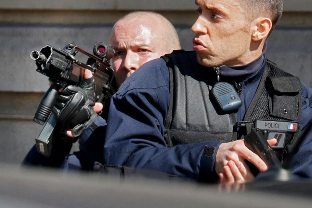 Fuerzas policiales francesas crean un perímetro de seguridad alrededor de la sede del FMI en Paris | REUTERS/Philippe Wojazer