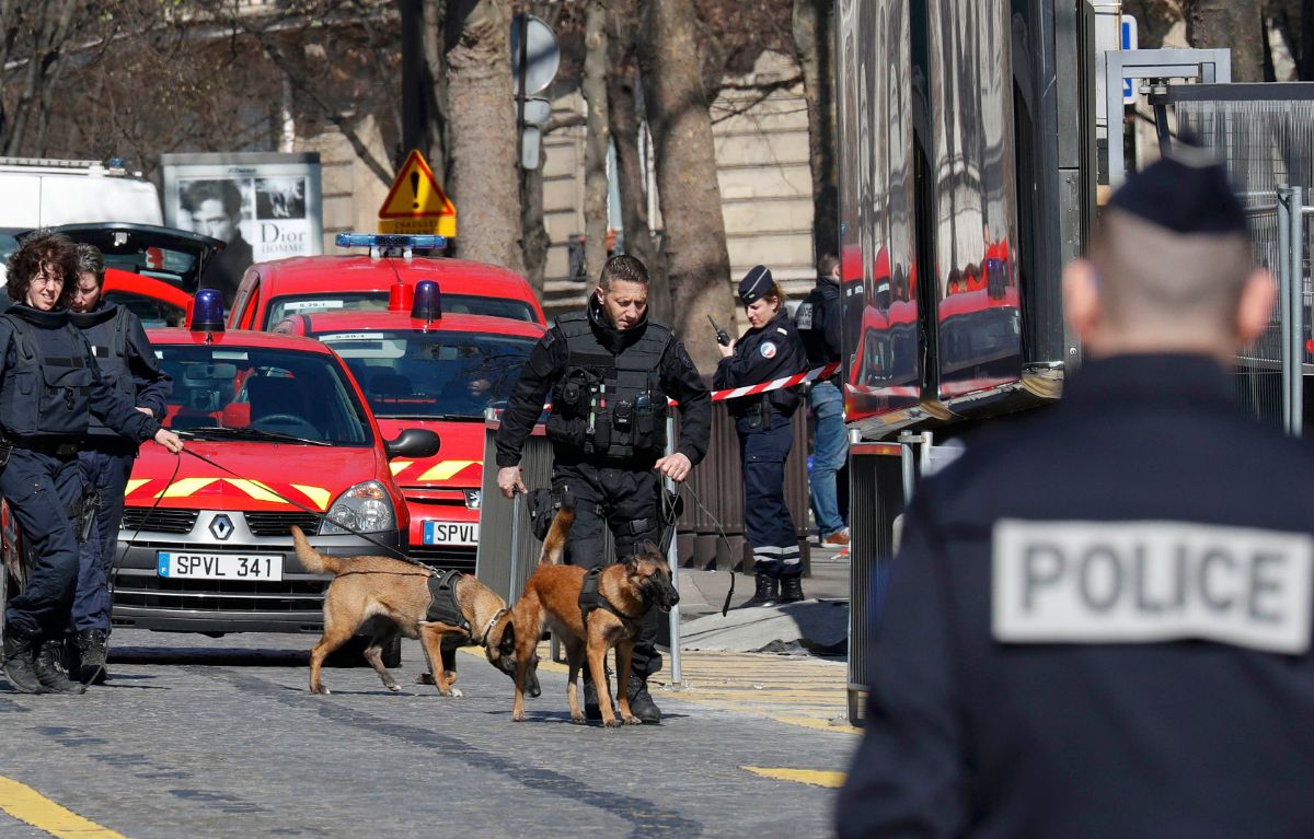 Fuerzas policiales francesas crean un perímetro de seguridad alrededor de la sede del FMI en Paris | REUTERS/Philippe Wojazer