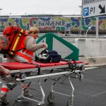 Personal de emergencias se dirige a la terminal de emergencias del aeropuerto de Paris-Orly | REUTERS