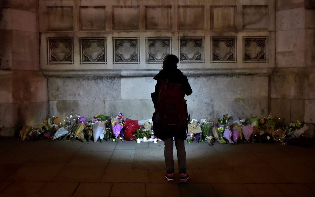 Una mujer mira el tributo floral en Westminster el día después del ataque en esta zona de Londres, en Gran Bretaña | REUTERS/Hannah McKay