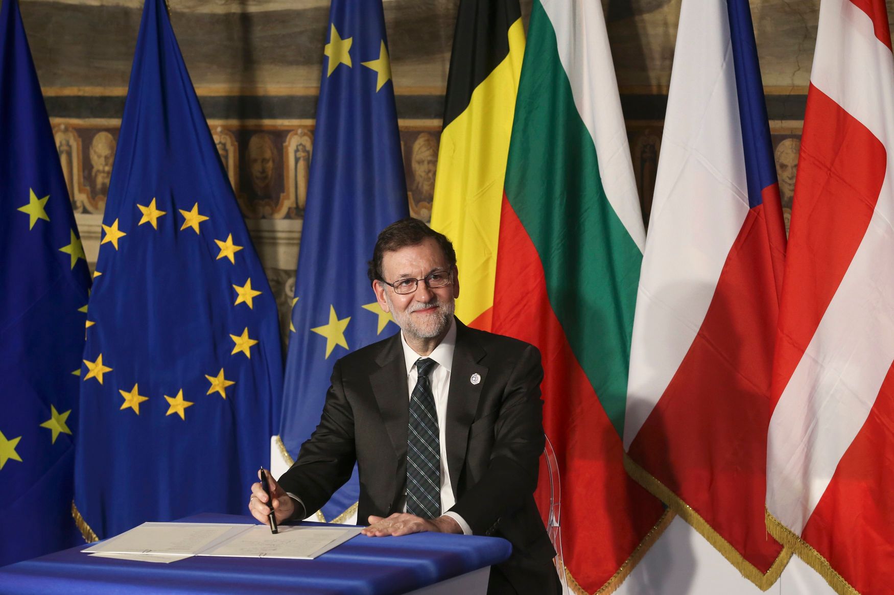 Rajoy se prepara para firmar durante la reunión de líderes europeos en el 60 aniversario de la Unión | REUTERS/Remo Casilli