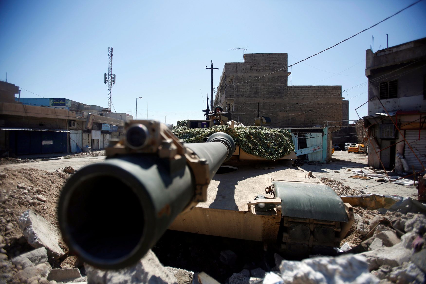 Un soldado iraquí descansa en su tanque durante un momento de calma en la ofensiva por Mosul | REUTERS/Khalid al Mousily