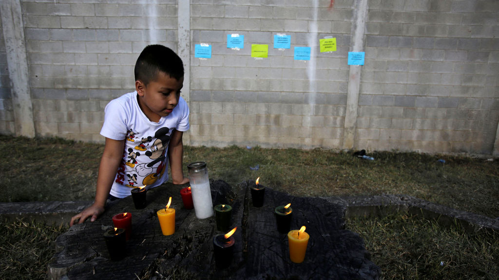 Un niño, en la vigilia por las 22 muertas de Guatemala. Reuters