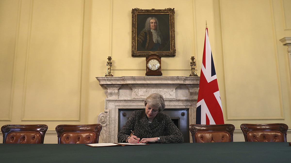 Theresa May firma la carta que solicita la salida de Reino Unido de la UE. REUTERS/Christopher Furlong