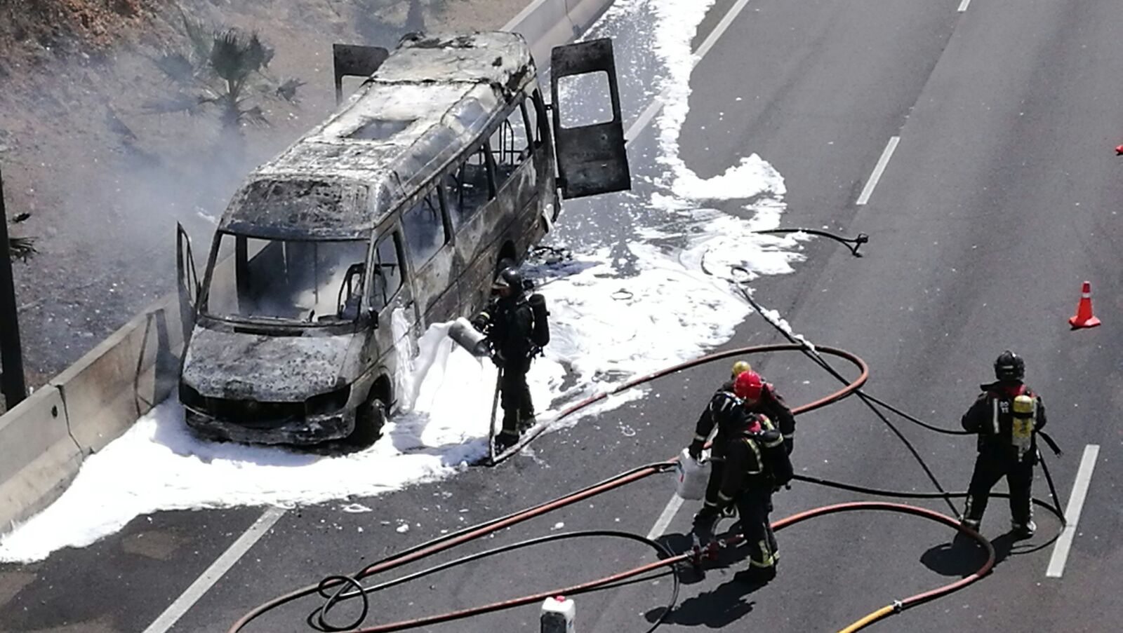Estado en que quedó el microbus tras ser apagado el incendio por los Bomberos | Sergio Méndez