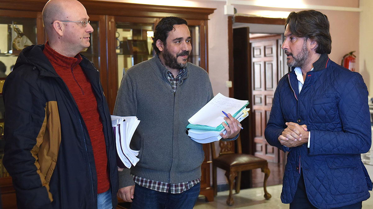Juan Luis Herrera (I), Rubens Ascanio y Gustavo Matos, ayer, al comienzo de la reunión de la comisión municipal de grúas, en La Laguna. Sergio Méndez
