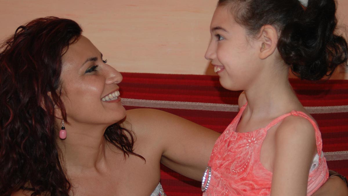 Entrañable imagen familiar de Ainara y su madre, Macu, que denunció al grupo al entender que se usó la enfermedad de la niña para lucrarse. Facebook