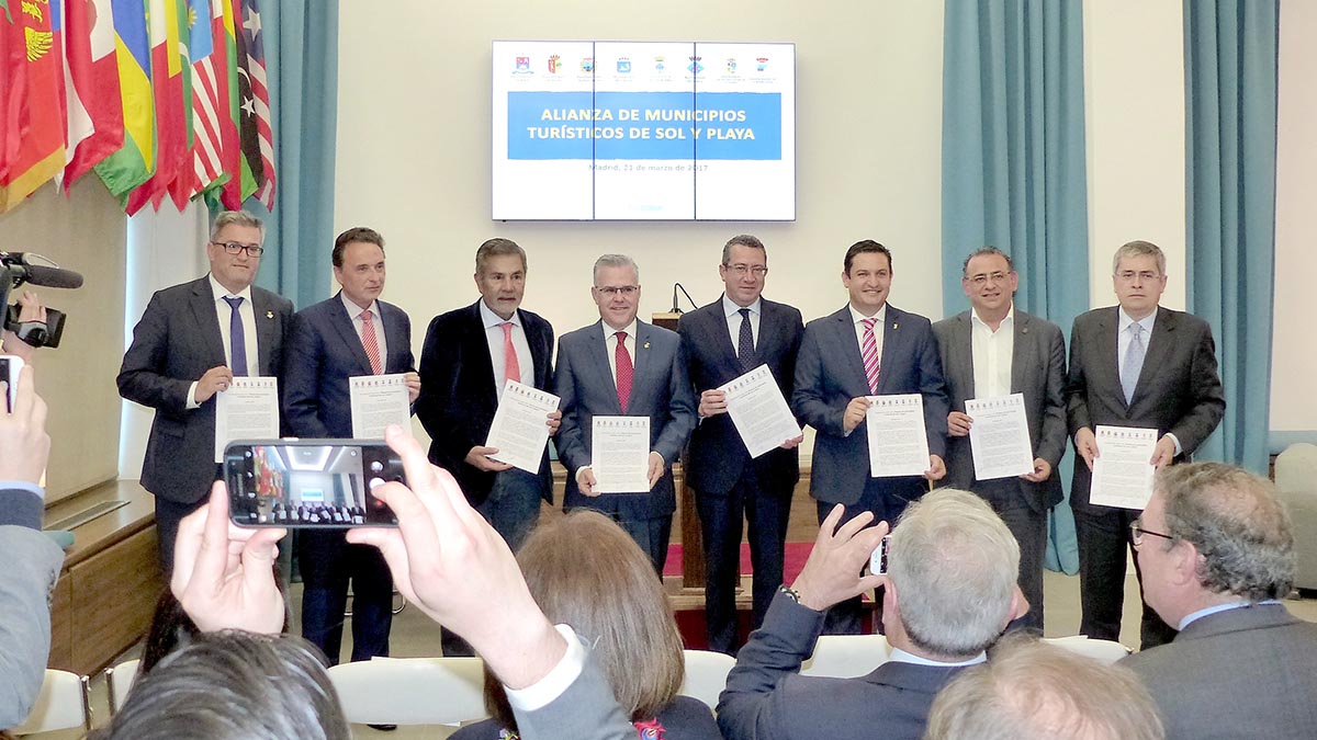 La firma del acta fundacional de la alianza de municipios turísticos tuvo lugar ayer en Madrid, en la sede de la Organización Mundial de Turismo. DA