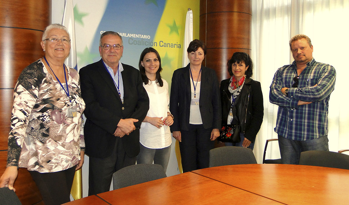 Abel Román (izq.), junto a otros animalistas, se reunió con el grupo parlamentario regional de CC-PNC. DA