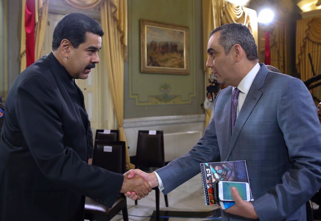 El presidente de Venezuela, Nicolas Maduro, y el presidente del TSJ venezolano, Maikel Moreno, se estrechan la mano durante la reunión en el Palacio de Miraflores en Caracas, Venezuela | REUTERS