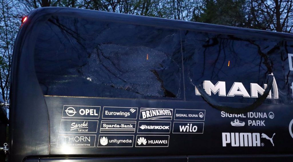 Estado en que quedó la guagua del Borussia Dortmund tras las explosiones | Reuters/Kai Pfaffenbach