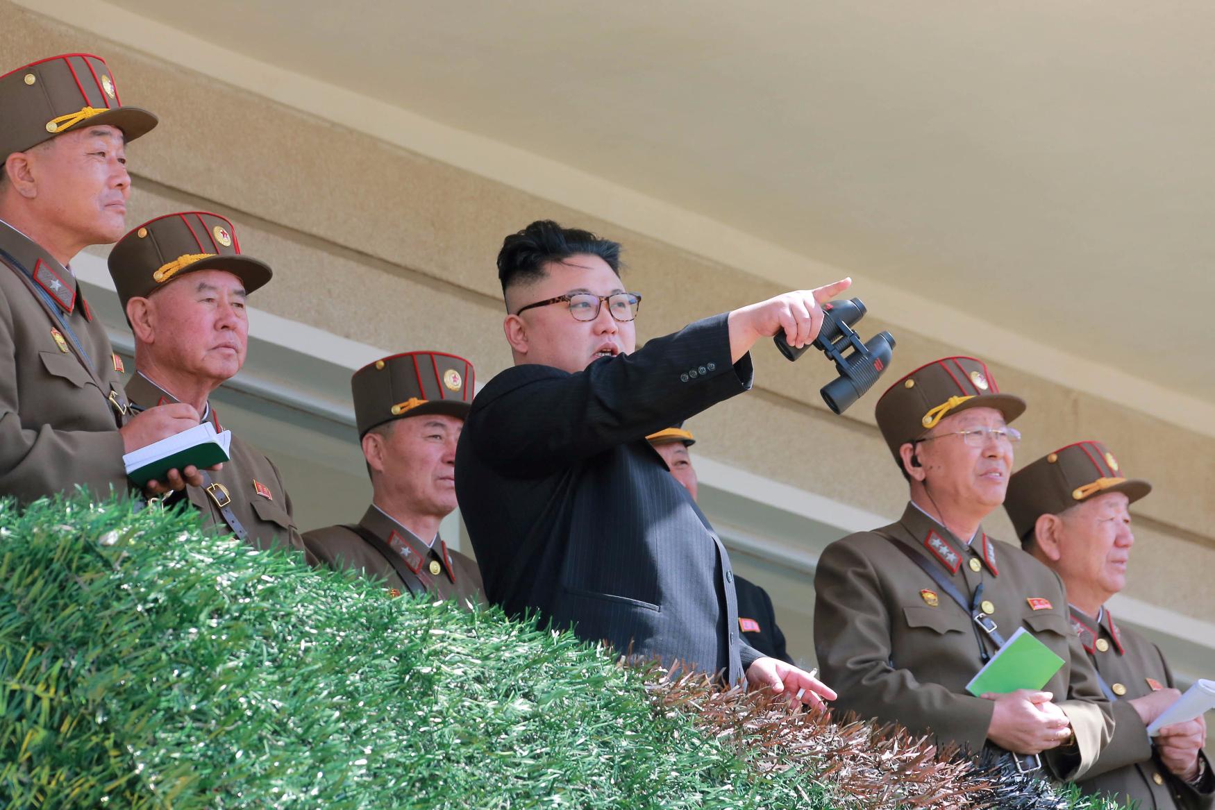 El líder norcoreano Kim Jong Un observa unas maniobras militares de su ejército | REUTERS