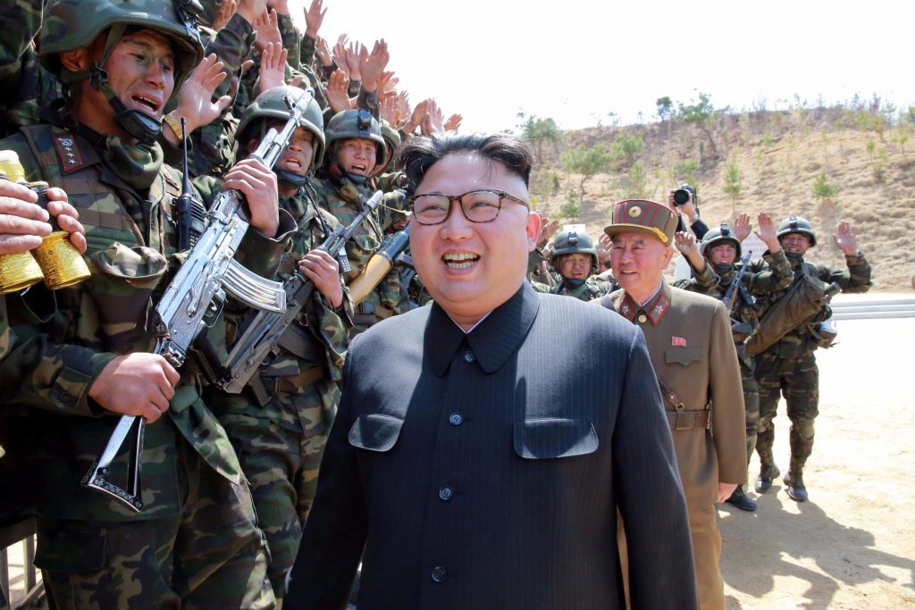 El líder norcoreano Kim Jong Un pasa revista a algunas de sus tropas | REUTERS