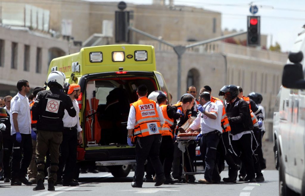 Médicos iraelíes evacúan a la mujer aún viva tras el ataque con arma blanca sufrido en la Ciudad Vieja de Jerusalen | REUTERS/Ammar Awad