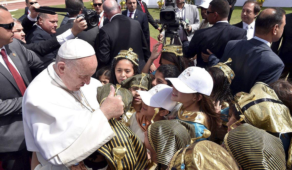 El Papa Francisco es recibido por un grupo de niños en El Cairo. REUTERS