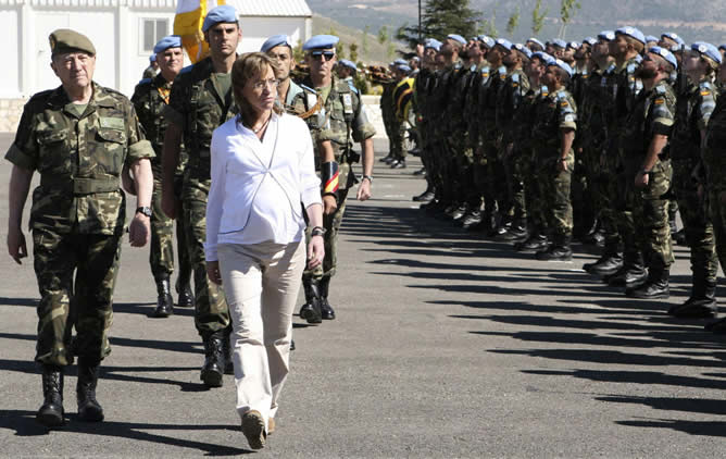 Carme Chacon, embarazada, pasa revista a las tropas españolas en el Líbano | REUTERS