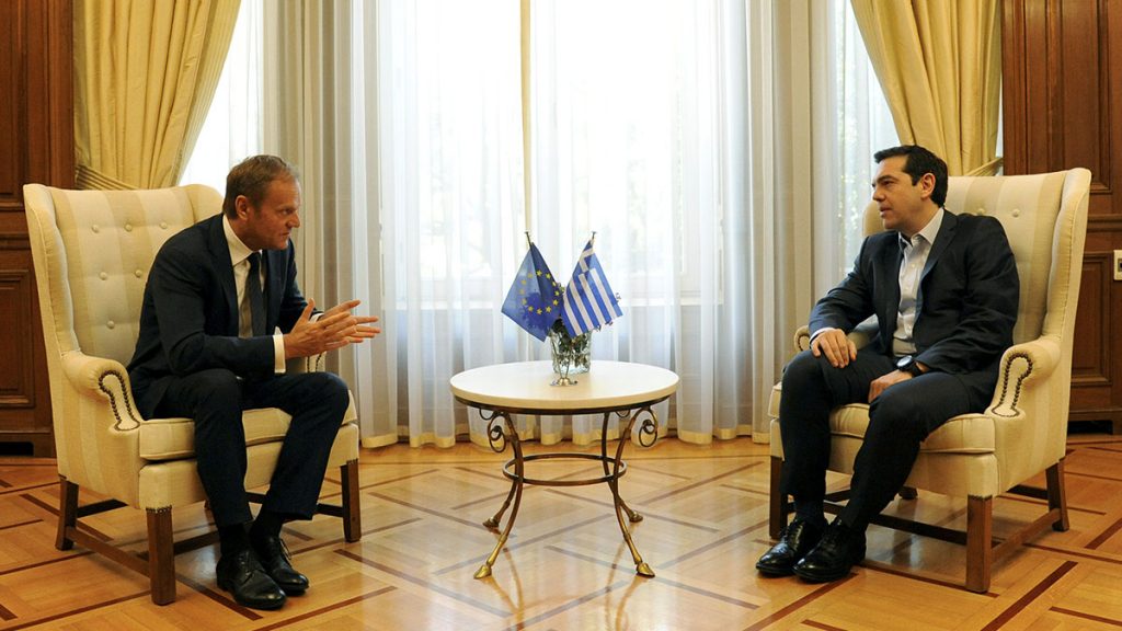 El Presidente del Consejo Europeo, Donald Tusk, reunido con el Primer Ministro griego Alexis Tsipras en Atenas. REUTERS/Michalis Karagiannis