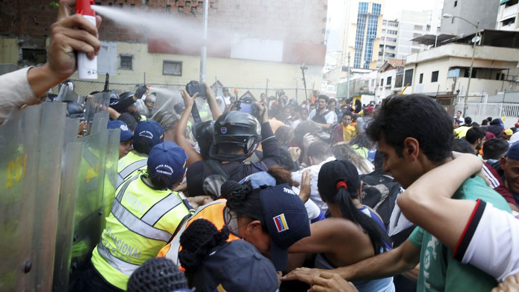 La policía antidisturbios actúa contra los partidarios a la oposición. REUTERS/Carlos Garcia