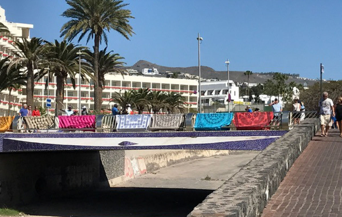 Los empresarios piden a los ayuntamientos que pongan coto a la venta ambulante en zonas como Las Américas. DA