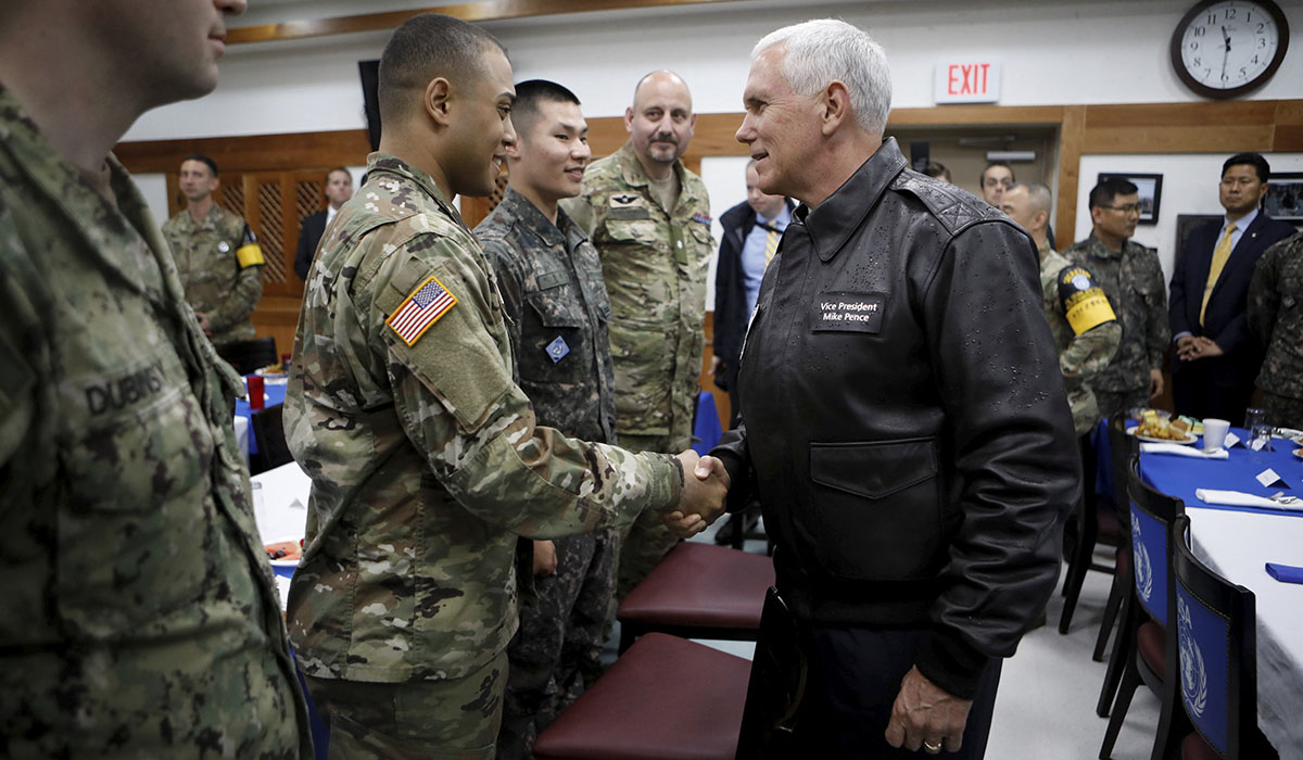 Mike Pence, vicepresidente de Estados Unidos, en su visita a Camp Bonifas. REUTERS/Kim Hong-Ji