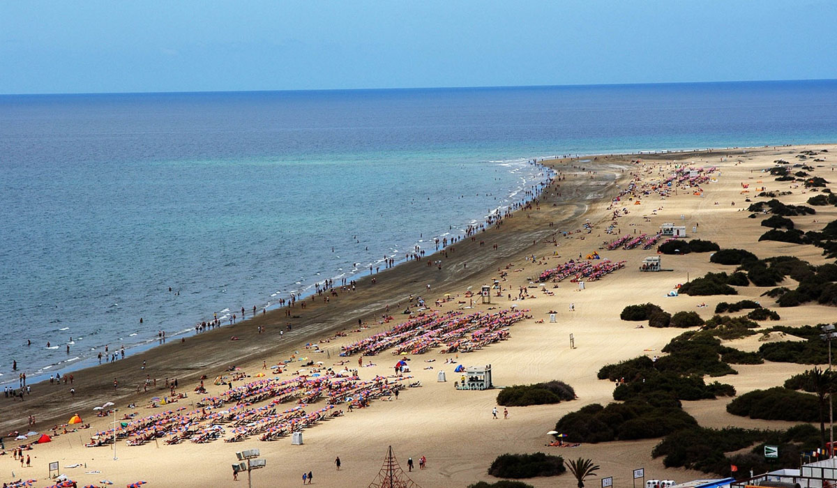 Susto en Playa del Inglés: rescatan a un bañista en estado grave a punto de morir ahogado