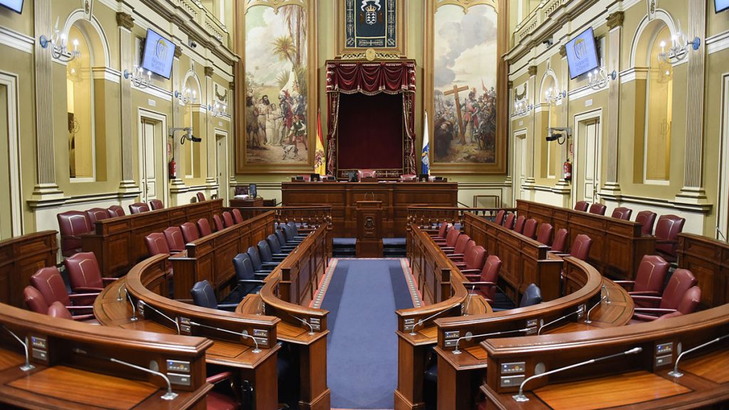 Los cuadros del salón de plenos del Parlamento aluden a la conquista y llevan más de un siglo en esa sala, que antes tuvo otros usos. Sergio Méndez