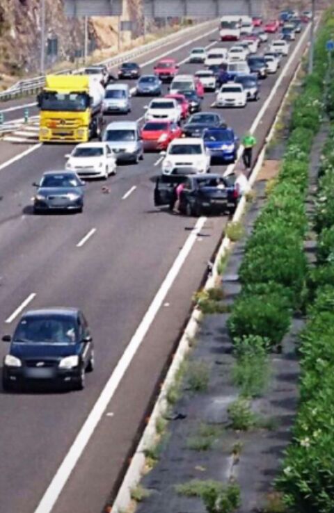 El siniestro afectó a varios coches, aunque uno de ellos se llevó la peor parte. L@s Jardiner@s